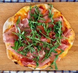 Pizza Parma ham, arugula and parmesan
