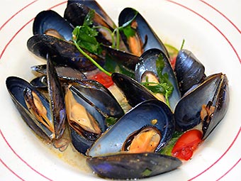 Prepare mussels properly - the classic in white wine sauce