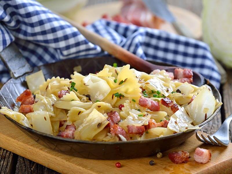 Quick pointed cabbage pan with bacon