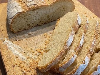 Bake simple white bread with yeast yourself